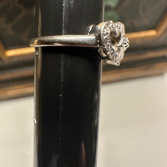 Elegant Silver Heart Ring - Picture 3 of 4